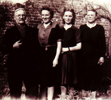 Vader Max Van Haute, Maria, zus Denise en moeder Emelie Roels